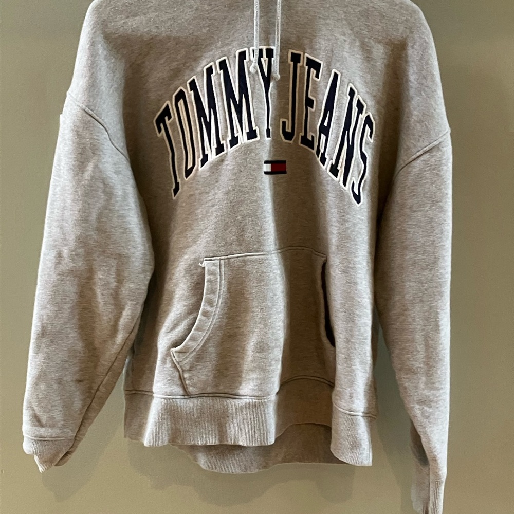 Tommy Jeans Hoodie sweatshirt size M , color is gray.